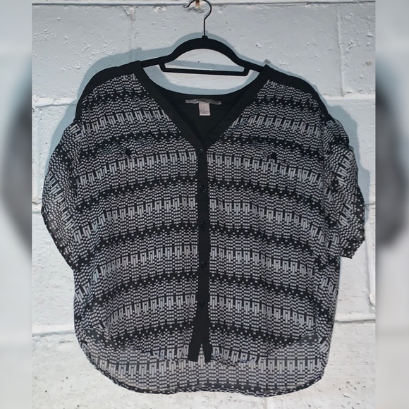 Beautiful Black & White Versatile Top! - Picture 1 of 3